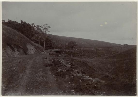 Construction of the road with a bridge along a slope. Separate photo at the front of the album with 107 photos about the construction of the Gajoweg in North Sumatra between Bireuen and Takinguen between 1903-1914.