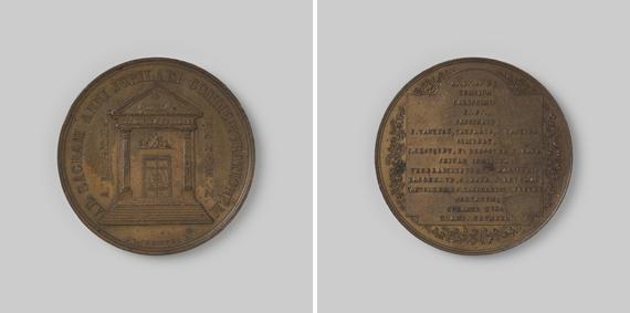 Bronze medal. Front: temple with seven steps; in facade field two joined hands under flaming star with letter G inside circle. Reverse: tableau with inscription inner rosary