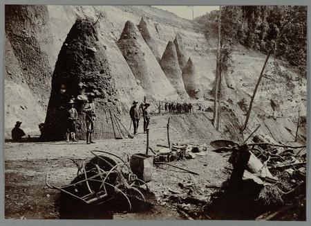 Construction of the road along the northern slope of Woih ni Tanggo Besi. There are fossils in the hillside. Tipped-in photo in an album with 107 photos about the construction of the Gajoweg in North Sumatra between Bireuen and Takinguen between 1903-1914.