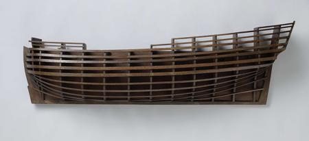 Mold model (port side) of a ship, small back plate. No gun gates, closed main deck, back deck and half deck indicated by screams. Twisted mirror, hollow wulf, no details of the fence or side gallery; no rudder. Sheer ascending to both ends, one mountain wood. Round bilge.