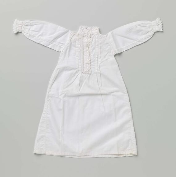 Nightgown Definition, Meaning & Usage